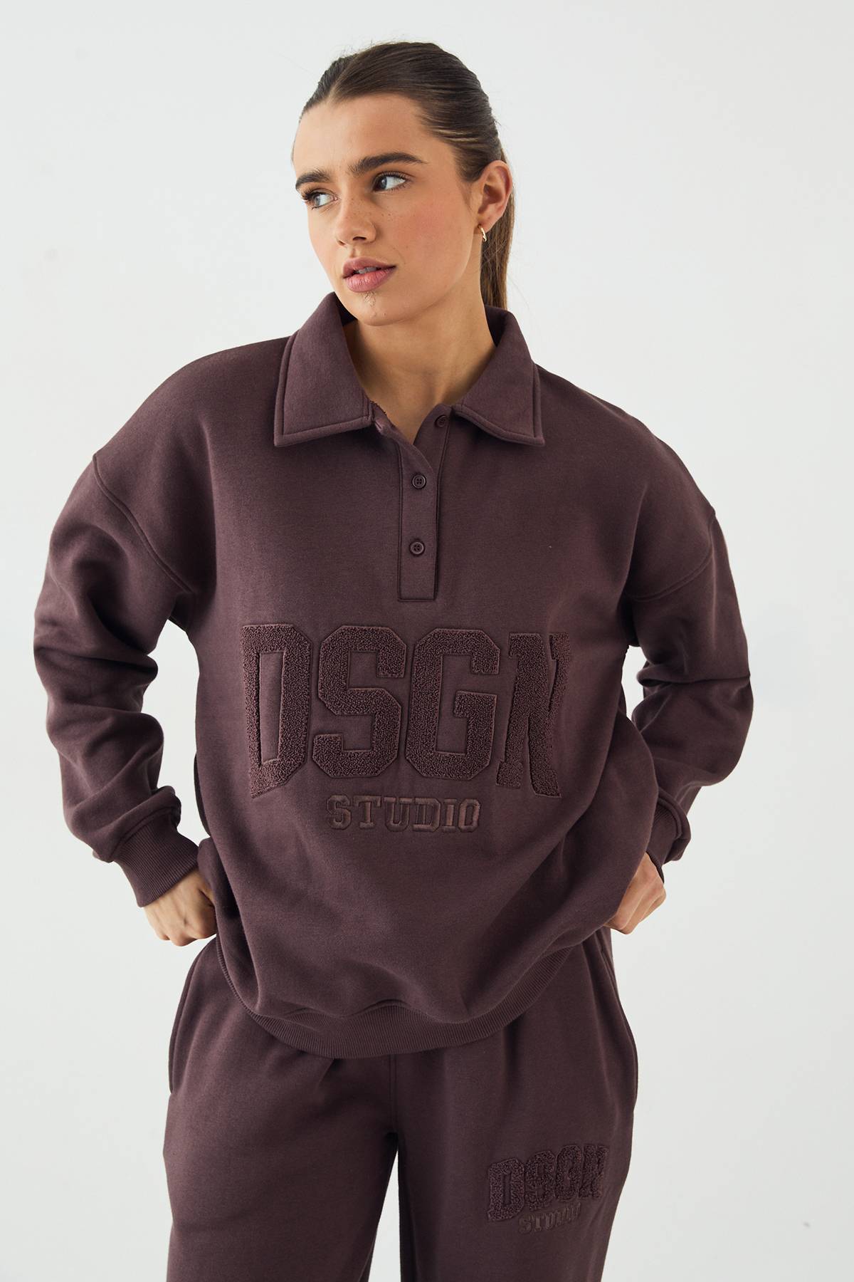 Sweat-shirt Rugby à Col DSGN Studio avec Appliqué en Tissu Éponge
