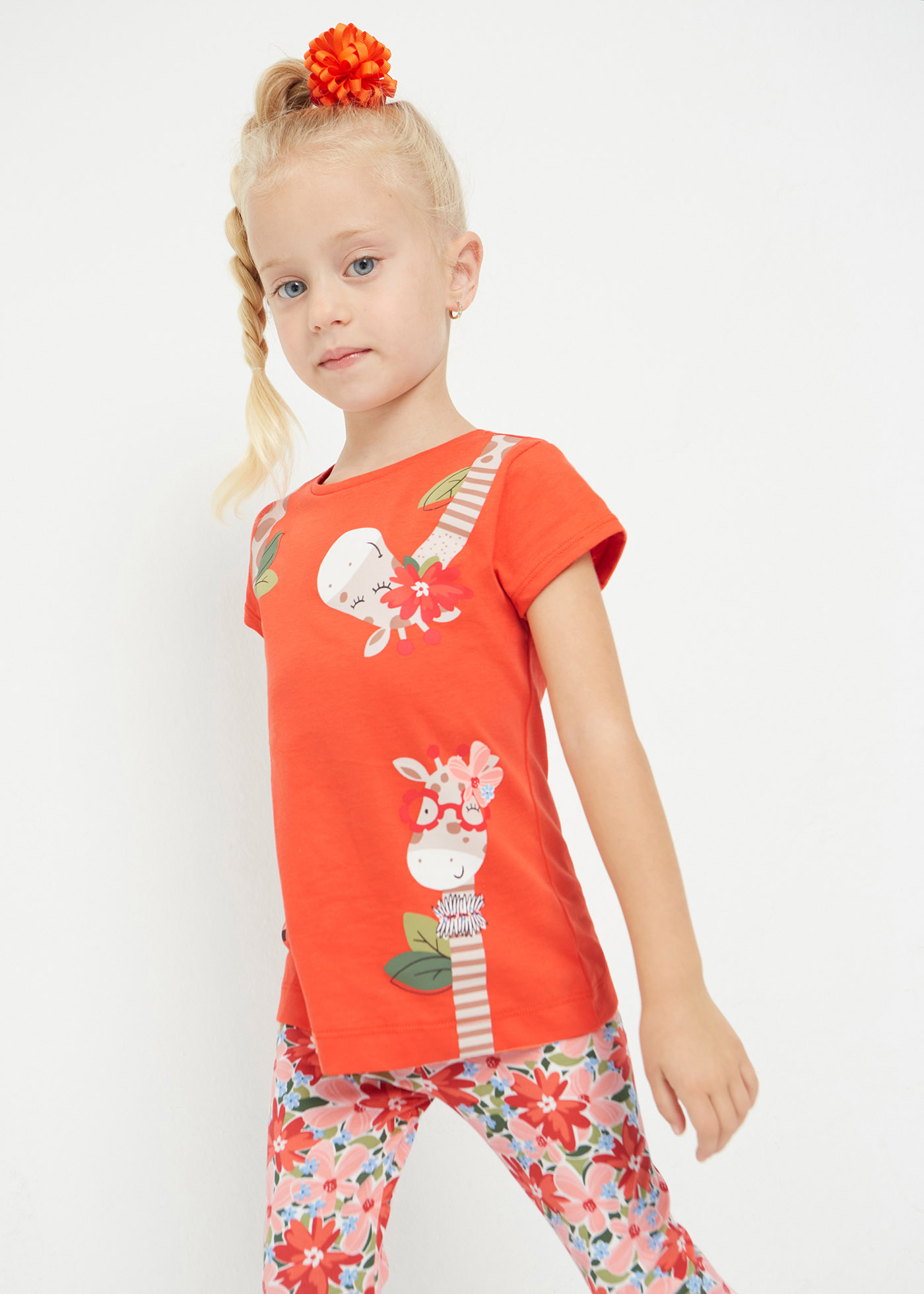 Camiseta feminina com estampa sustentável em algodão.