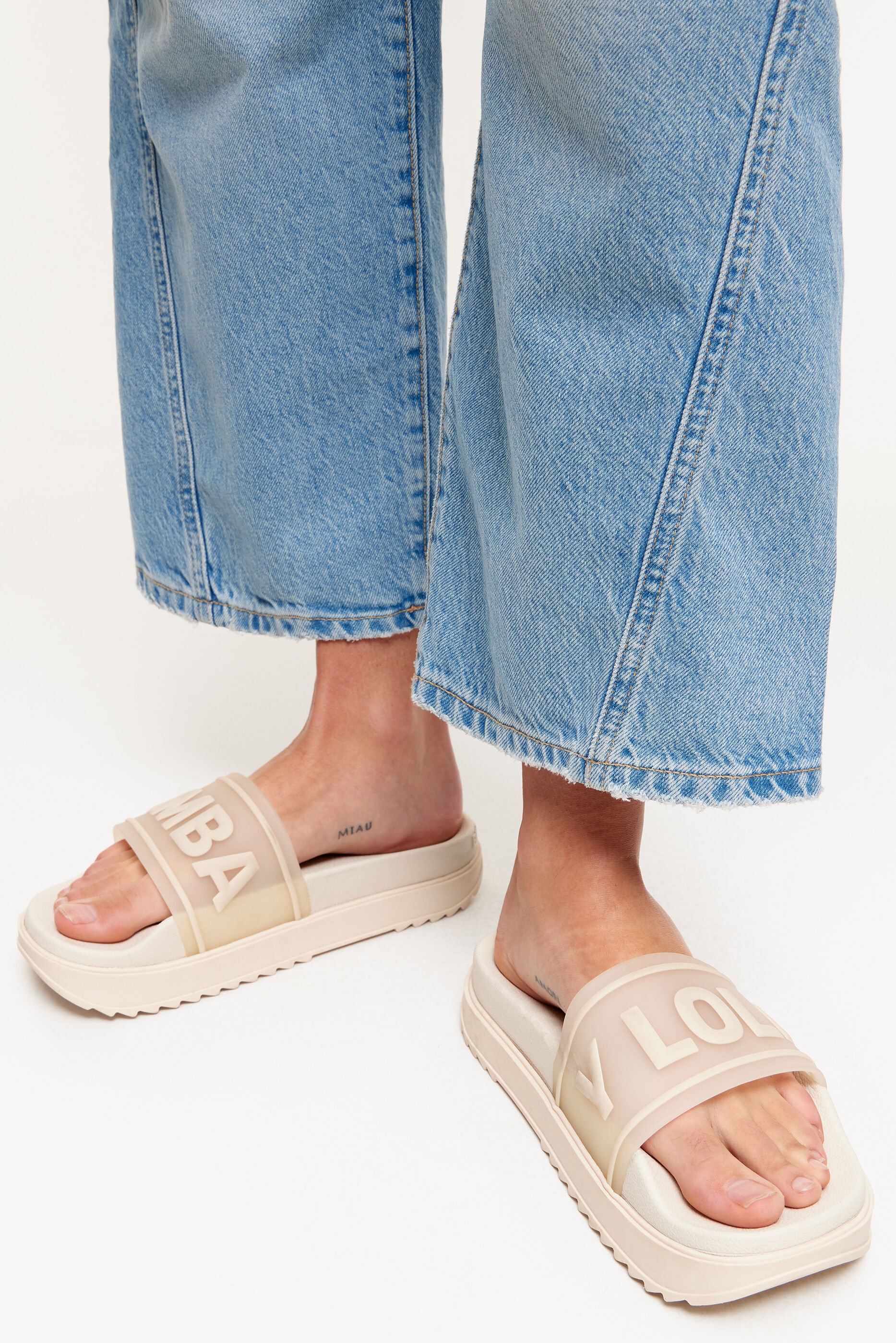 Chinelo plataforma com logo branco