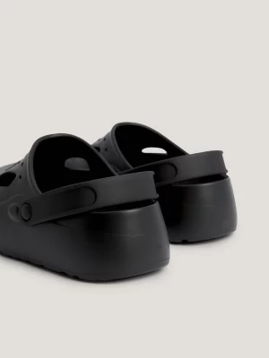Chinelo com forro em tons quentes e emblema tonal