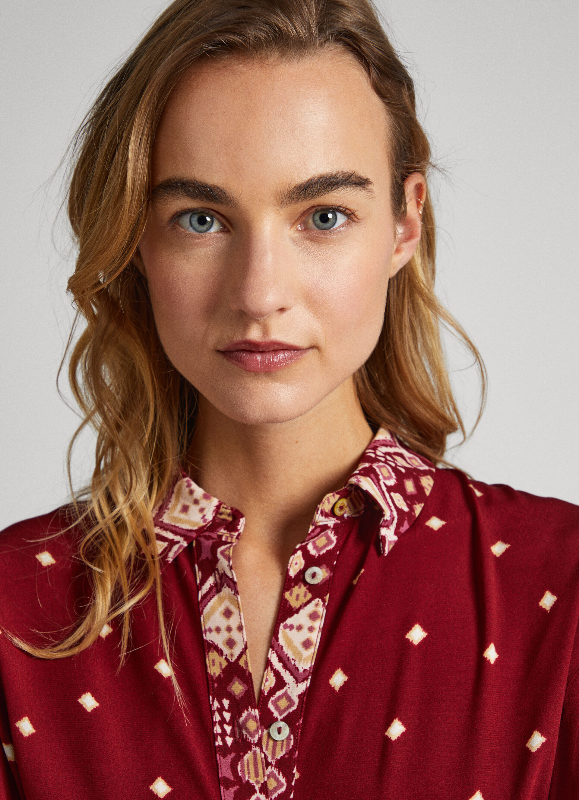 CAMISA COM ESTAMPA DE BOLINHAS - multicolorida