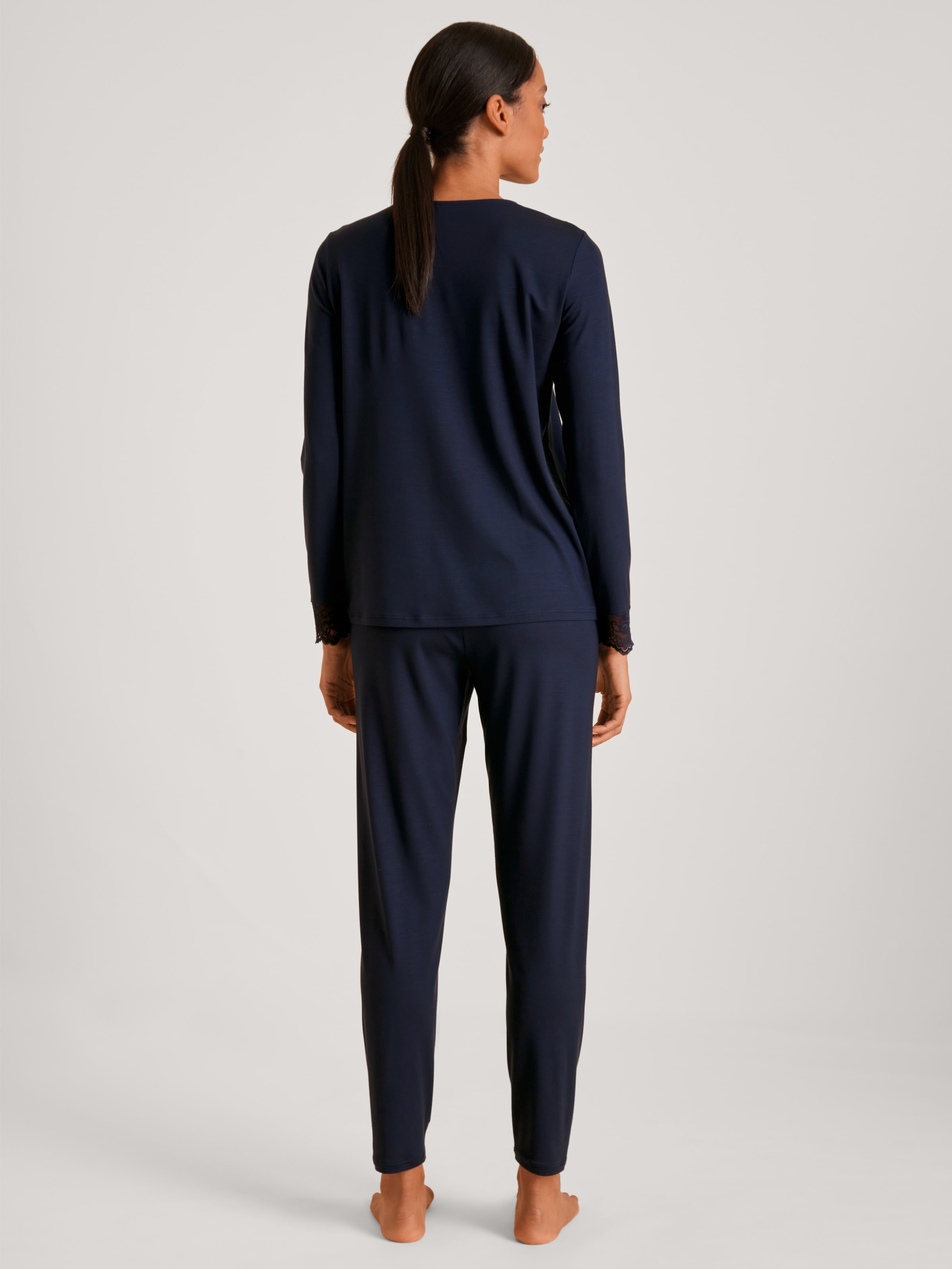 CALIDA Schlafanzug »Elegant Dreams«, 2 Stk. Spitze an Ausschnitt und Bündchen, Single Jersey, elastisch, weich