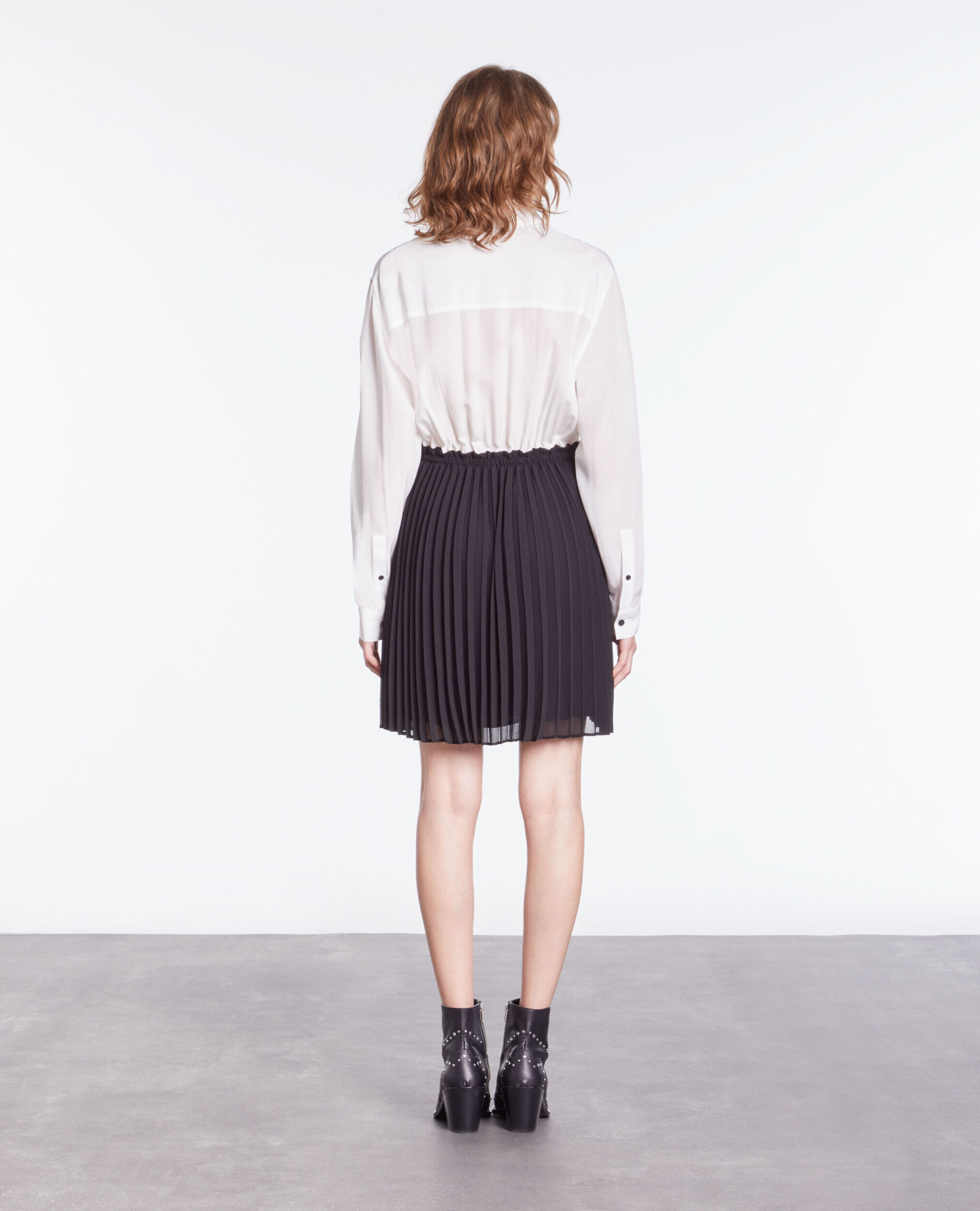 Robe courte plissée noire et blanche