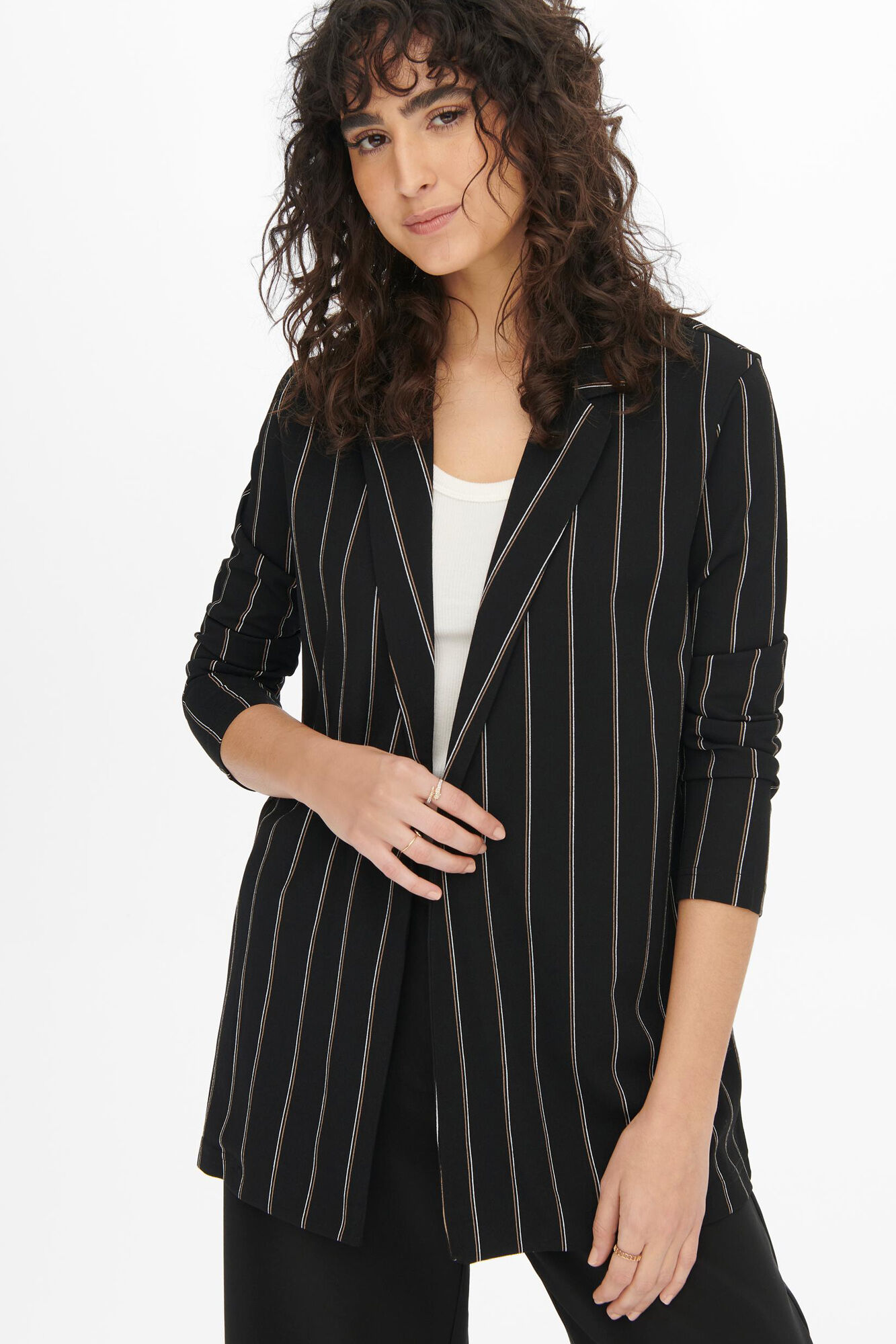 Vestido longo estilo americano com mangas compridas.