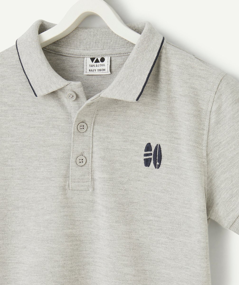 polo manches courtes garçon en coton bio gris et broderies bleues