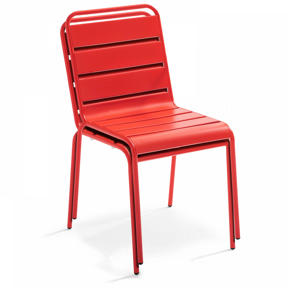Chaise en métal rouge