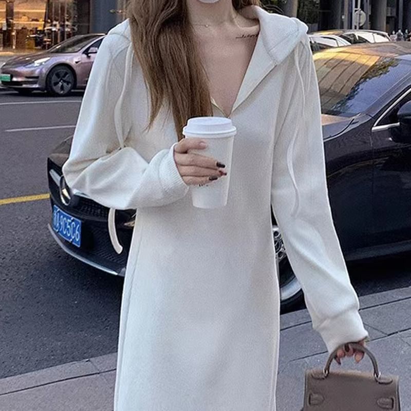 Everose - Effen midi-jurk met halflange rits en capuchon
