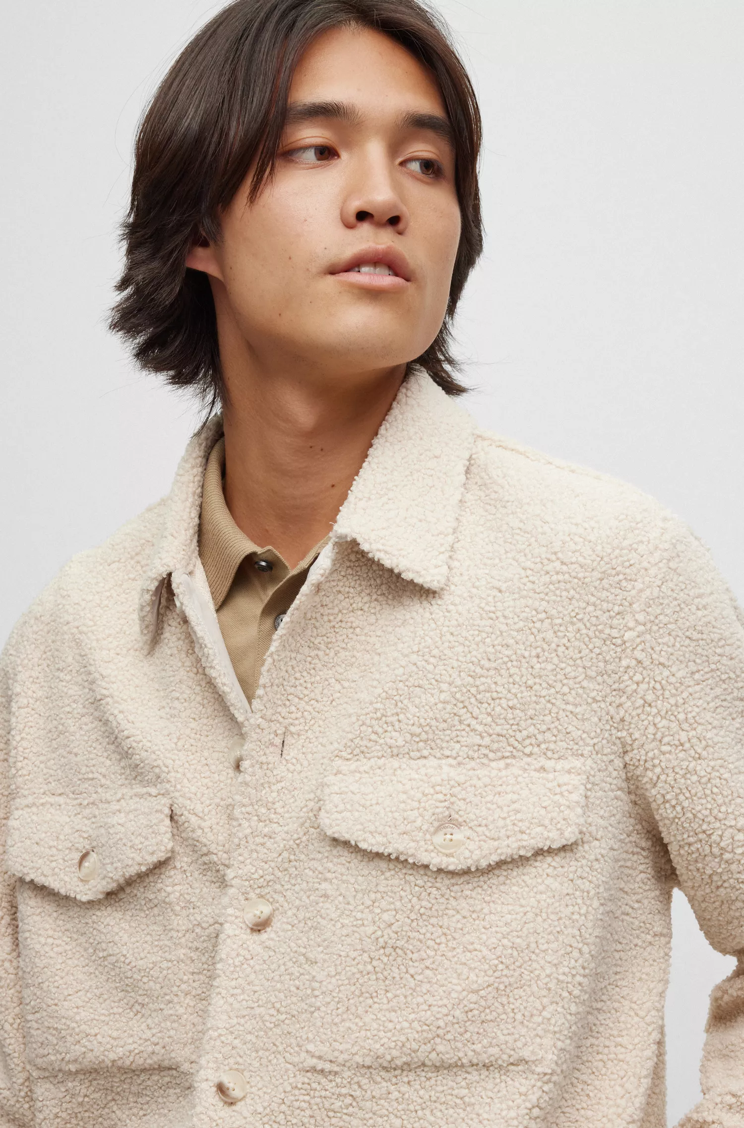 Sobretudo HUGO vermelho de modelagem oversized em tecido sintético tipo teddy com etiqueta da marca.