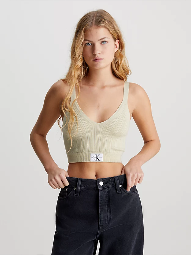 Top estilo bralette em lyocell macio com textura canelada.