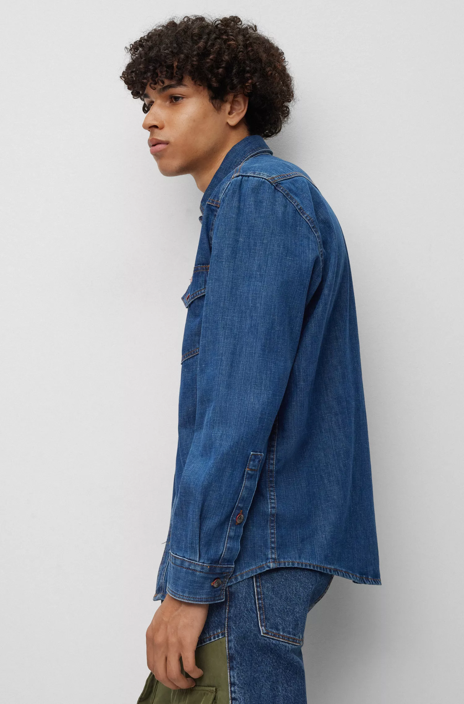 Camisa jeans HUGO vermelha, modelagem relaxada, com detalhe no cós.