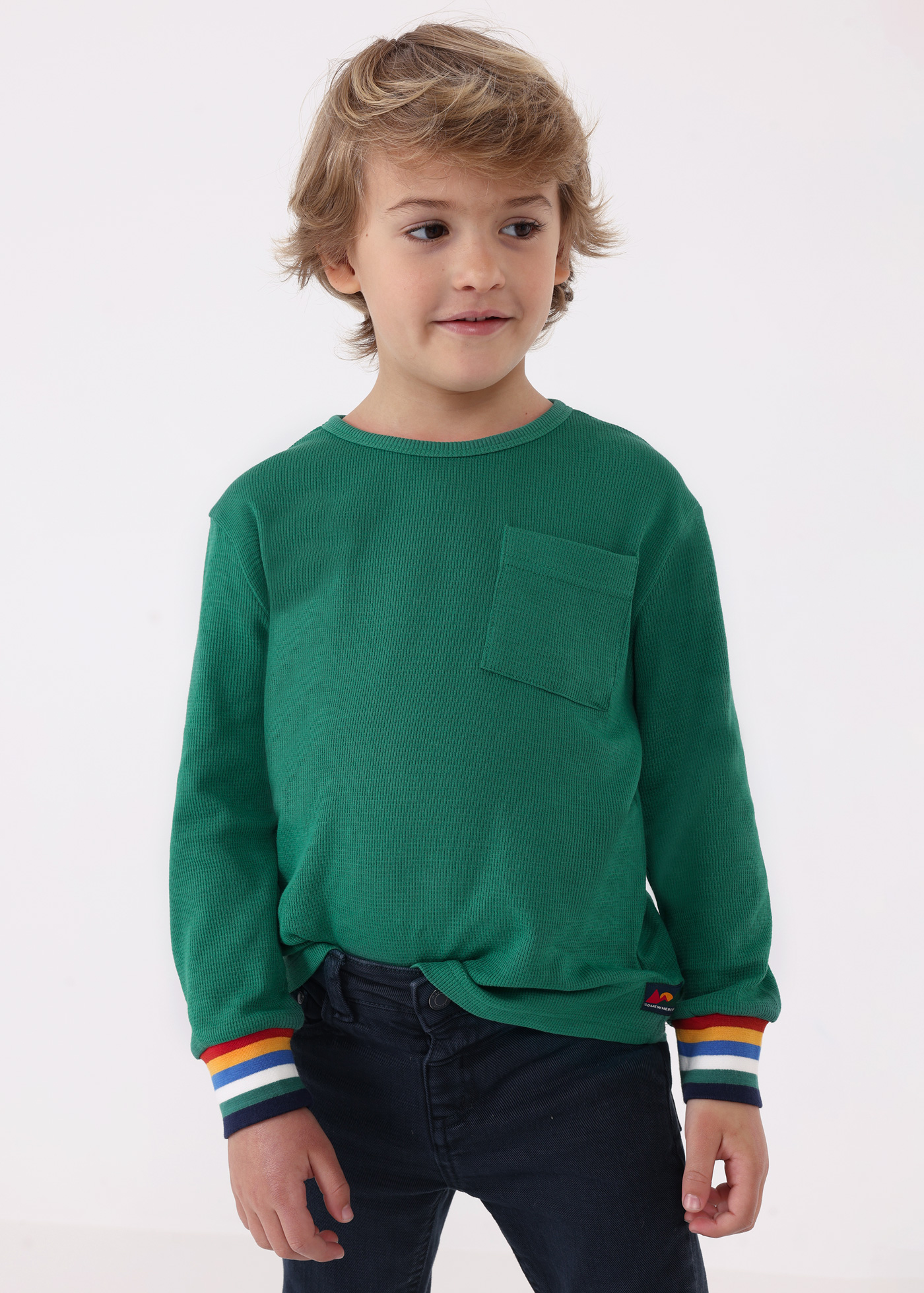 Camiseta infantil Better Cotton com punho listrado