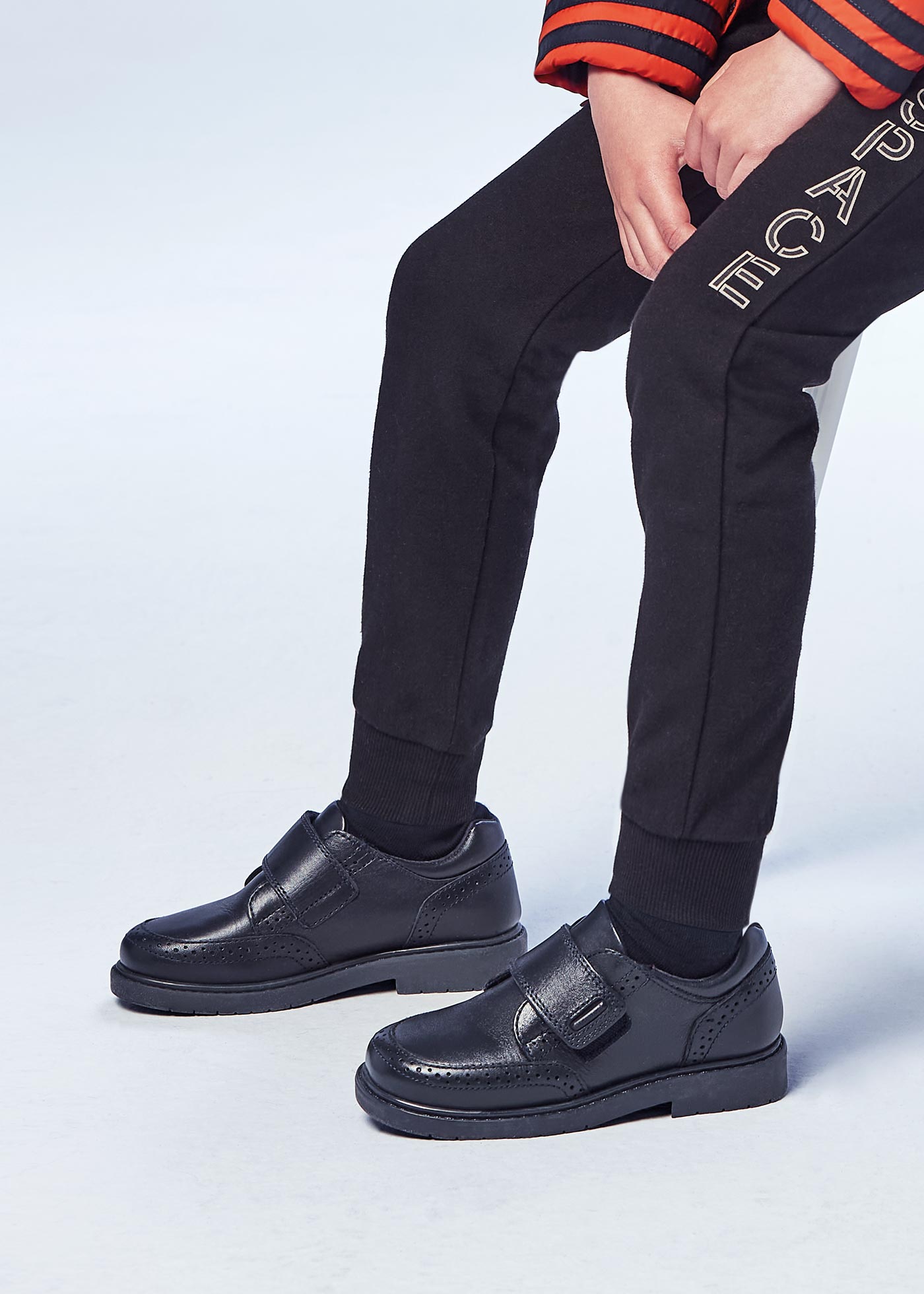 Sapato escolar com fecho de velcro
