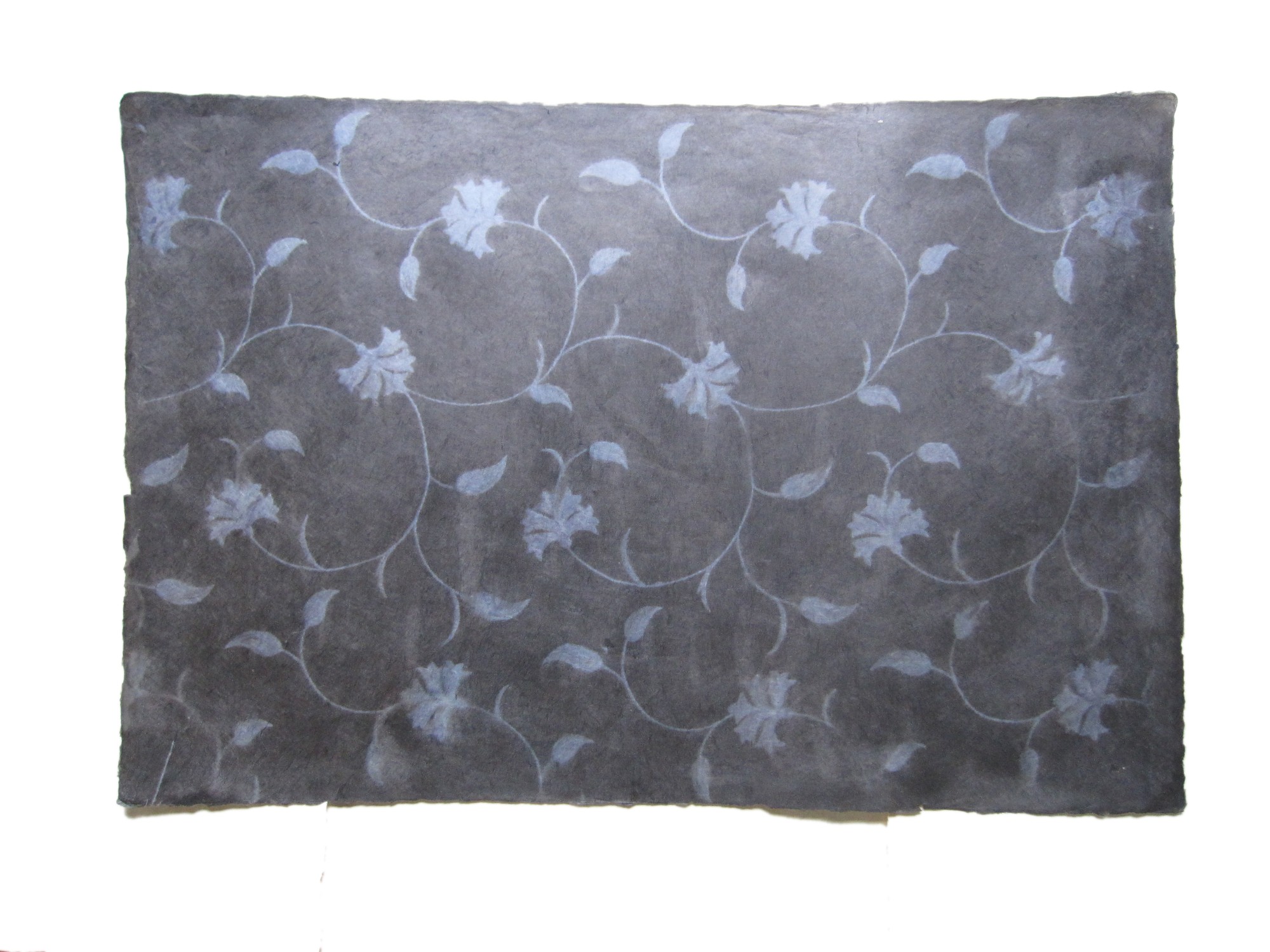 Geschenkpapier 'Blumenranke' schwarz-blau, T 76 cm, B 51 cm günstig bestellen