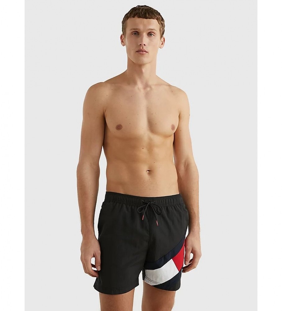 Calção de banho Tommy Hilfiger de comprimento médio com cordão preto.