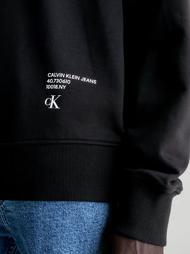 Moletom com capuz de modelagem relaxada e logo nas costas.