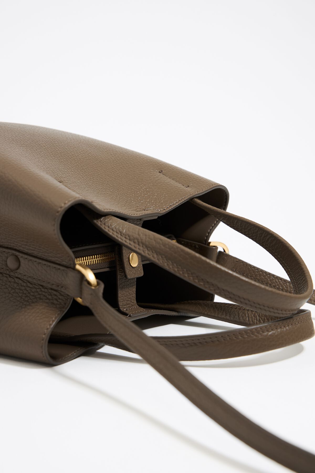 Bolsa pequena Chihuahua em couro taupe escuro.
