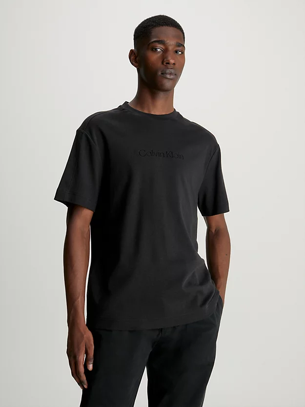 Camiseta com logotipo gravado