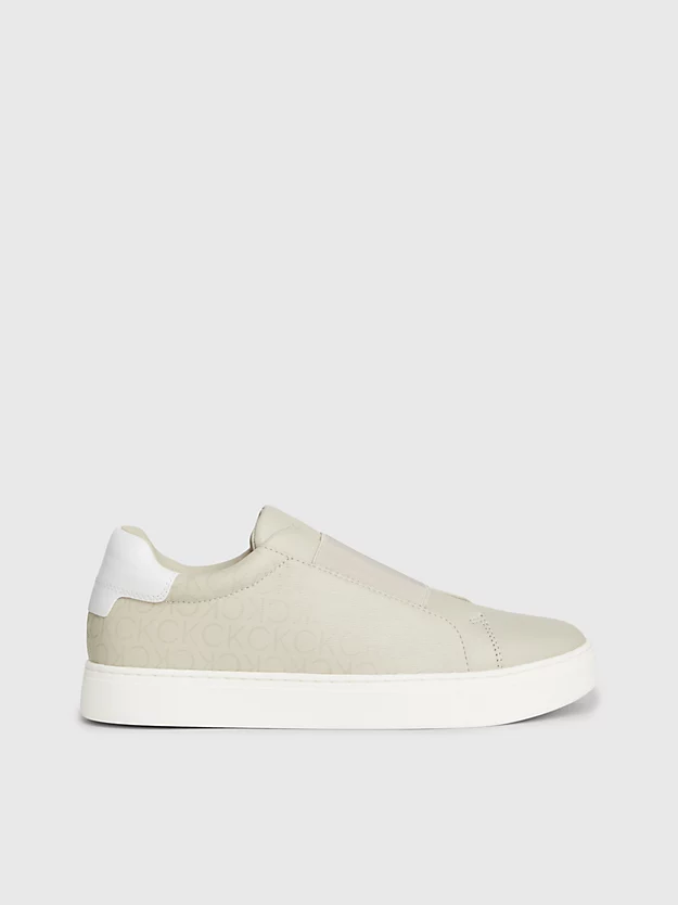 Sapatos sem cadarço com logotipo