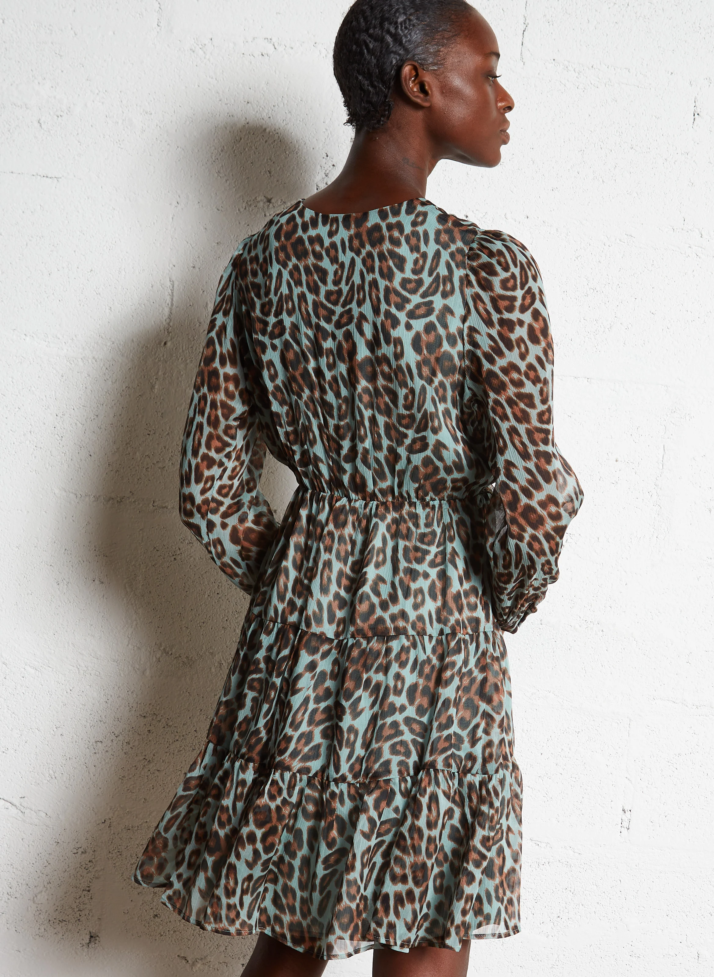 RAJALIA - Robe courte col V à imprimé léopard | Vert