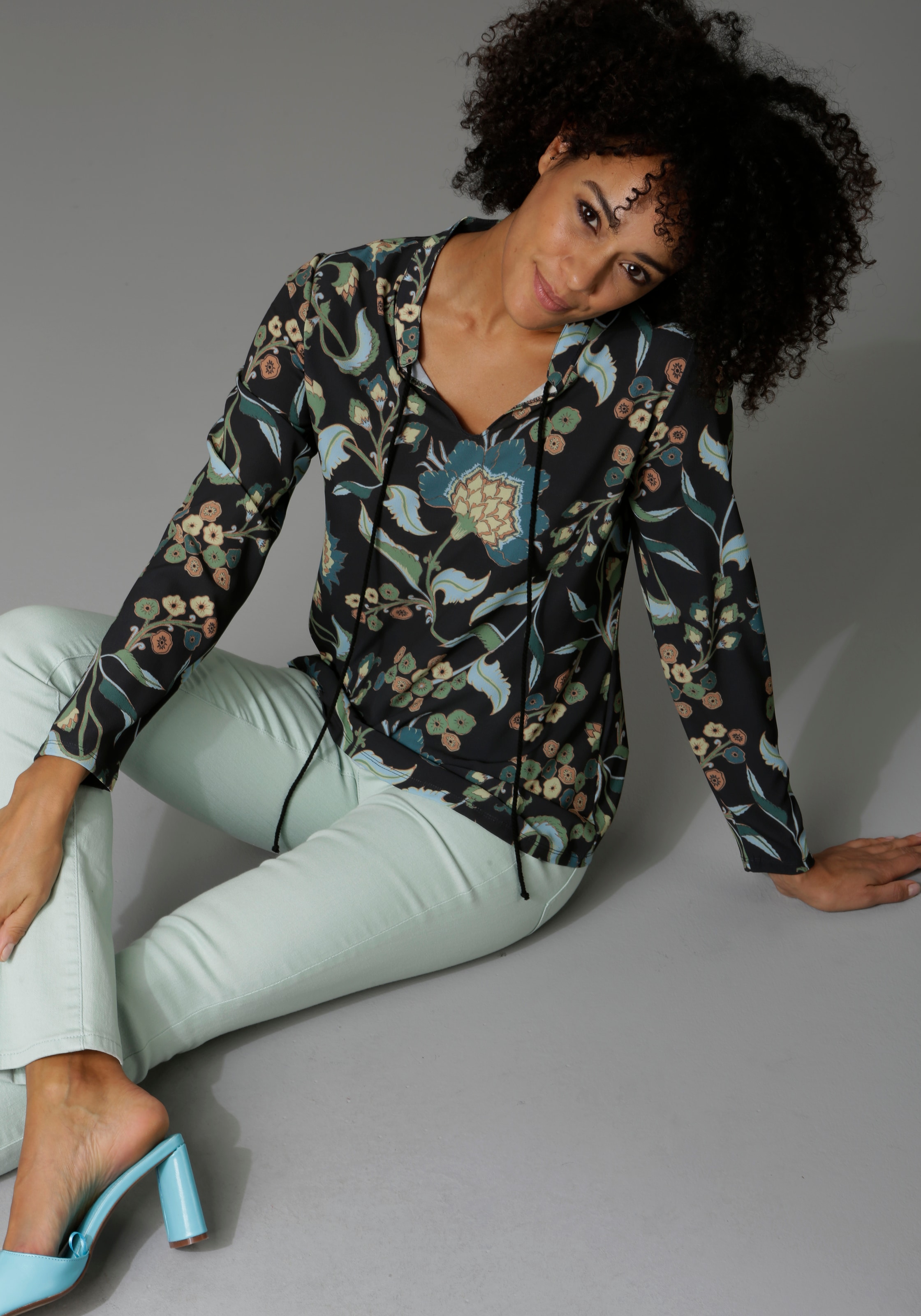 Aniston CASUAL Schlupfbluse , mit malerischem Blumendruck