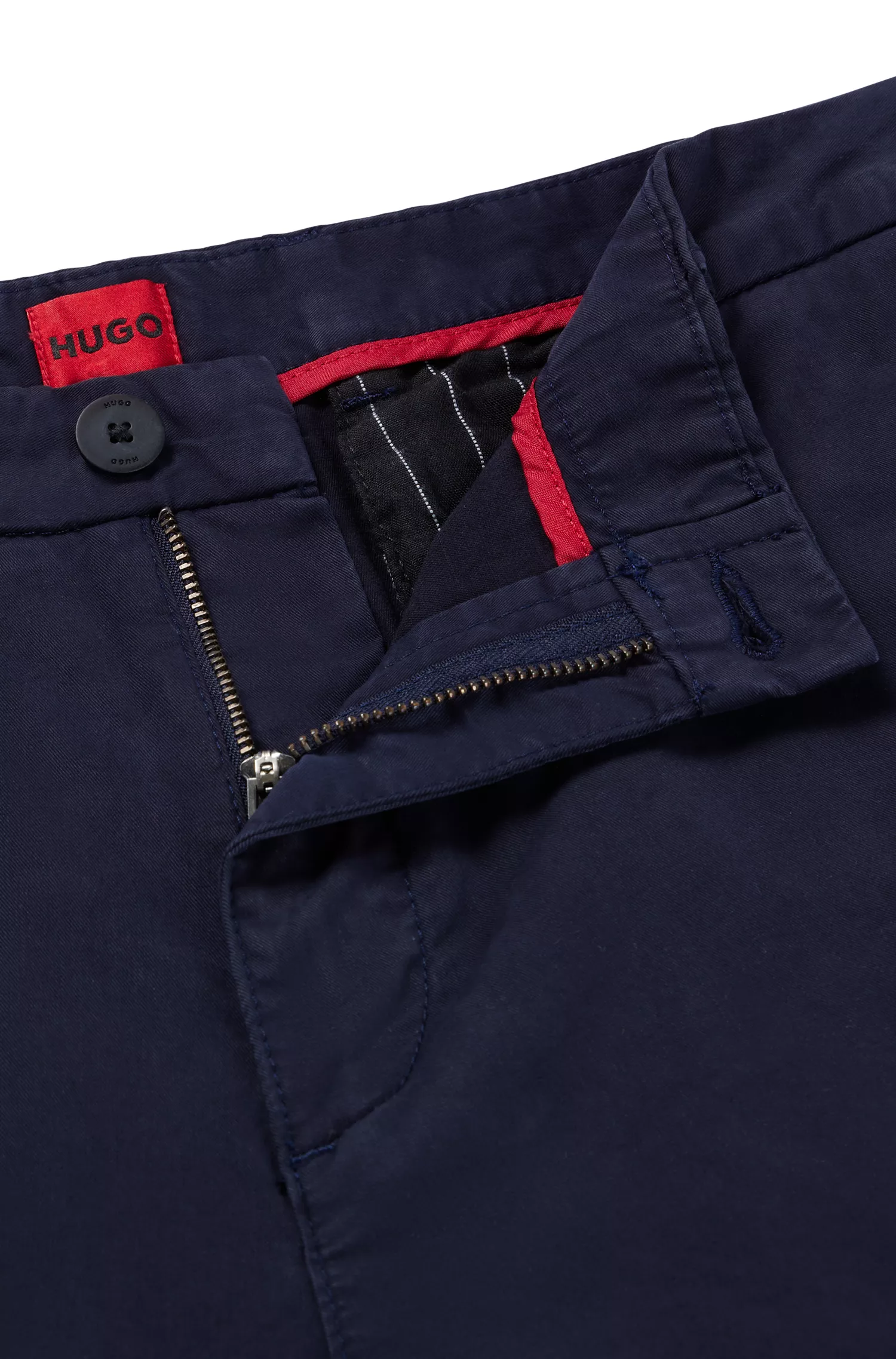 Calções chino HUGO vermelhos, corte slim, em gabardine de algodão elástico.
