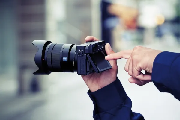 Sony a6400 ILCE-6400L - Digitalkamera - spejlløst - 24.2 MP - APS-C - 4K / 30 fps - 3x optisk zoom 16-50 mm objektiv - Wi-Fi, NFC, Bluetooth - sort