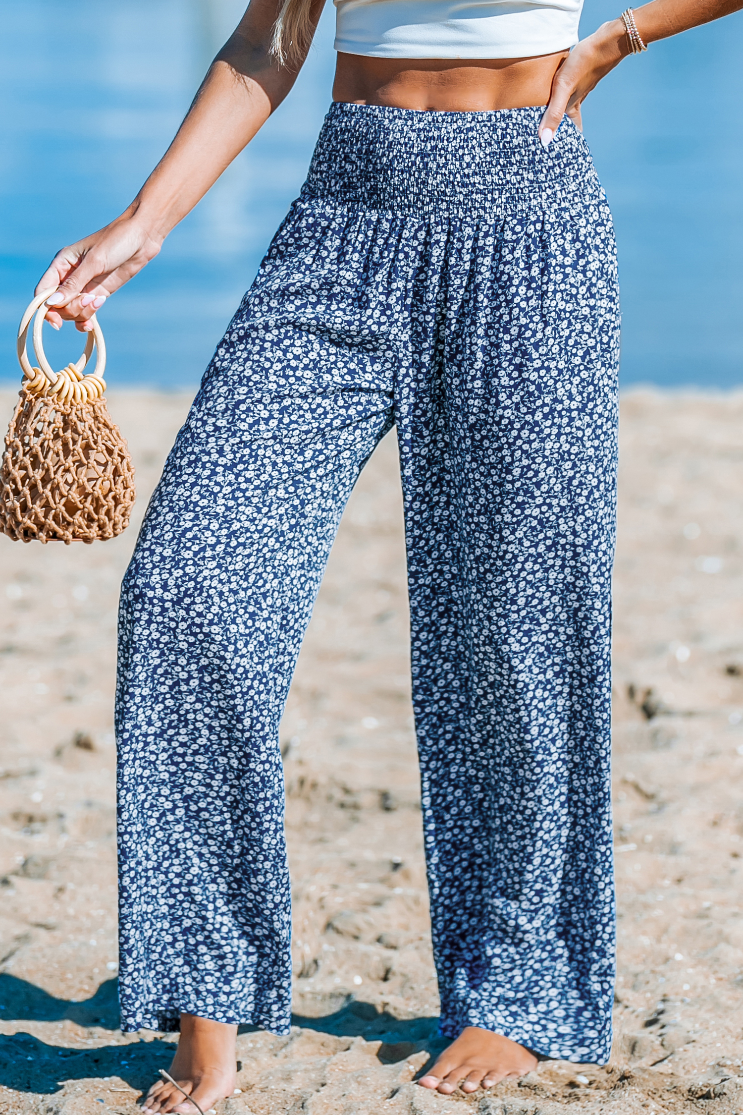 Pantalon fleuri à jambes larges et taille à smocks