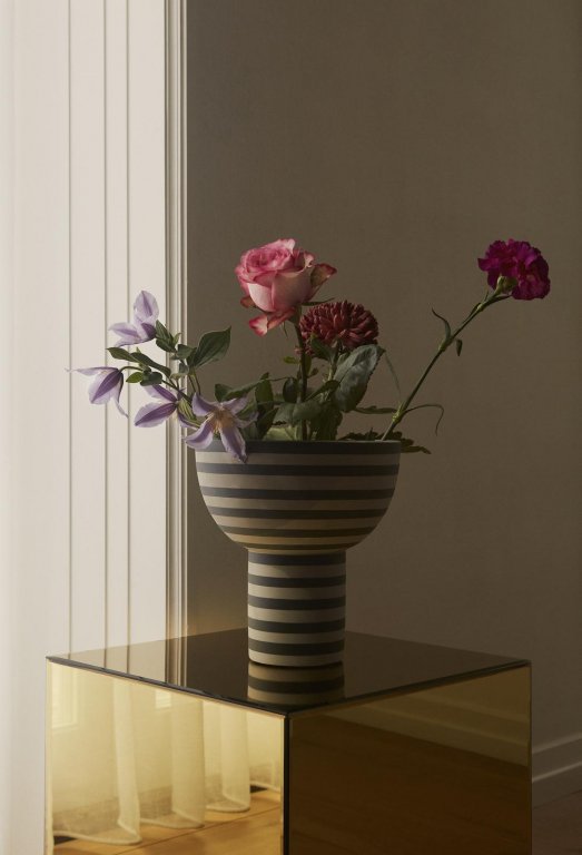AYTM Speculum bijzettafel 38x38 goud