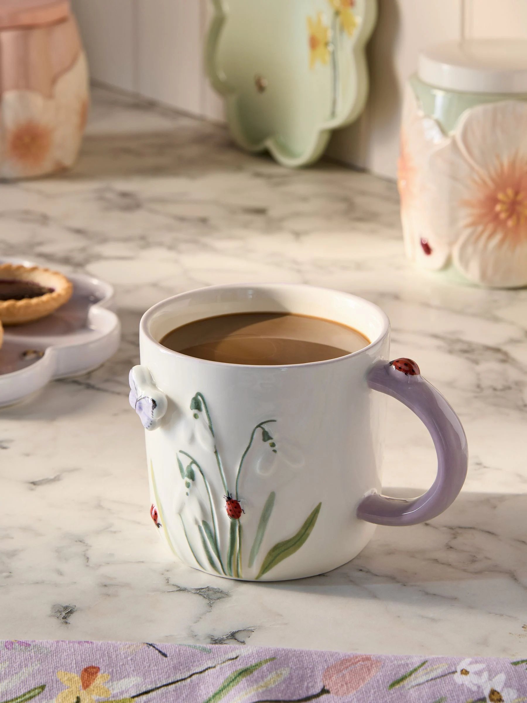Beker met bloemen en wilde dieren