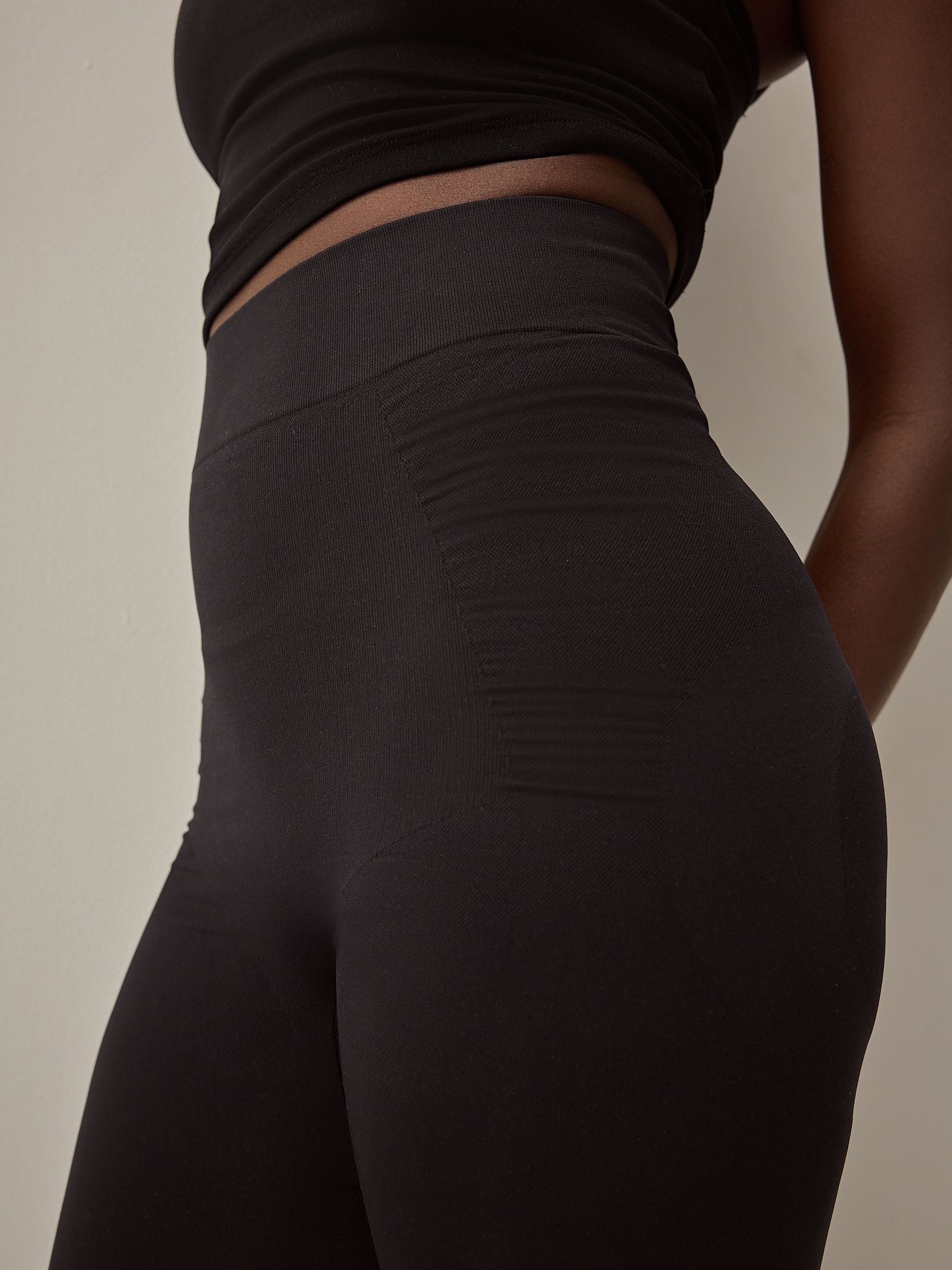 Zwart - Naadloze vormgevende legging met buikcorrectie
