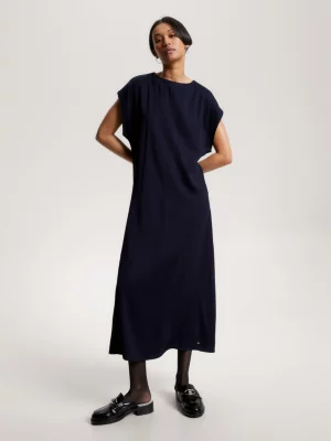Vestido de sarja com modelagem acinturada e evasê, estilo despojado.