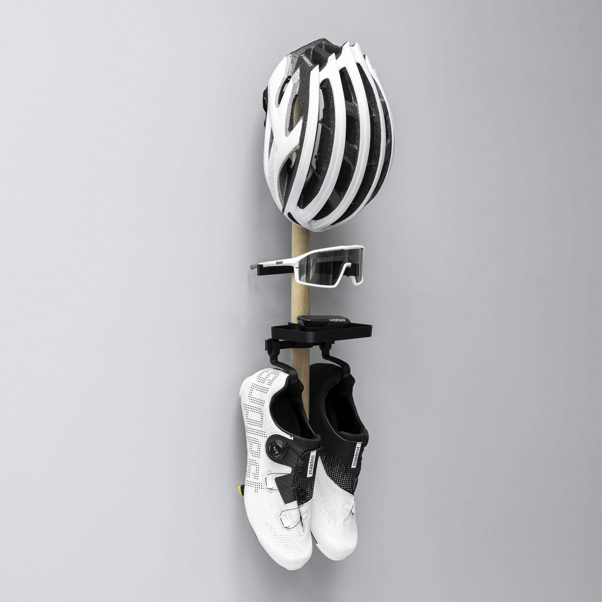 Tons Rack til sko, cykelbriller og hjelm plus bakke naturlig eg