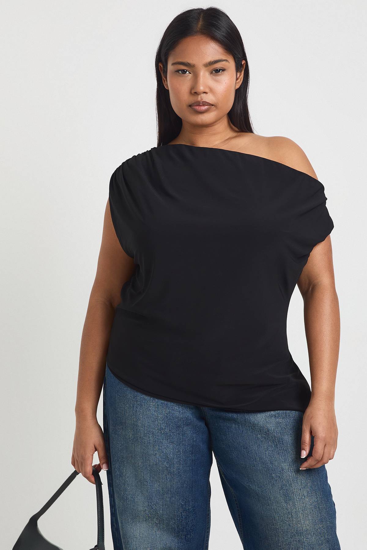 boohoo Haut Grande Taille Asymétrique à Épaules Dénudées