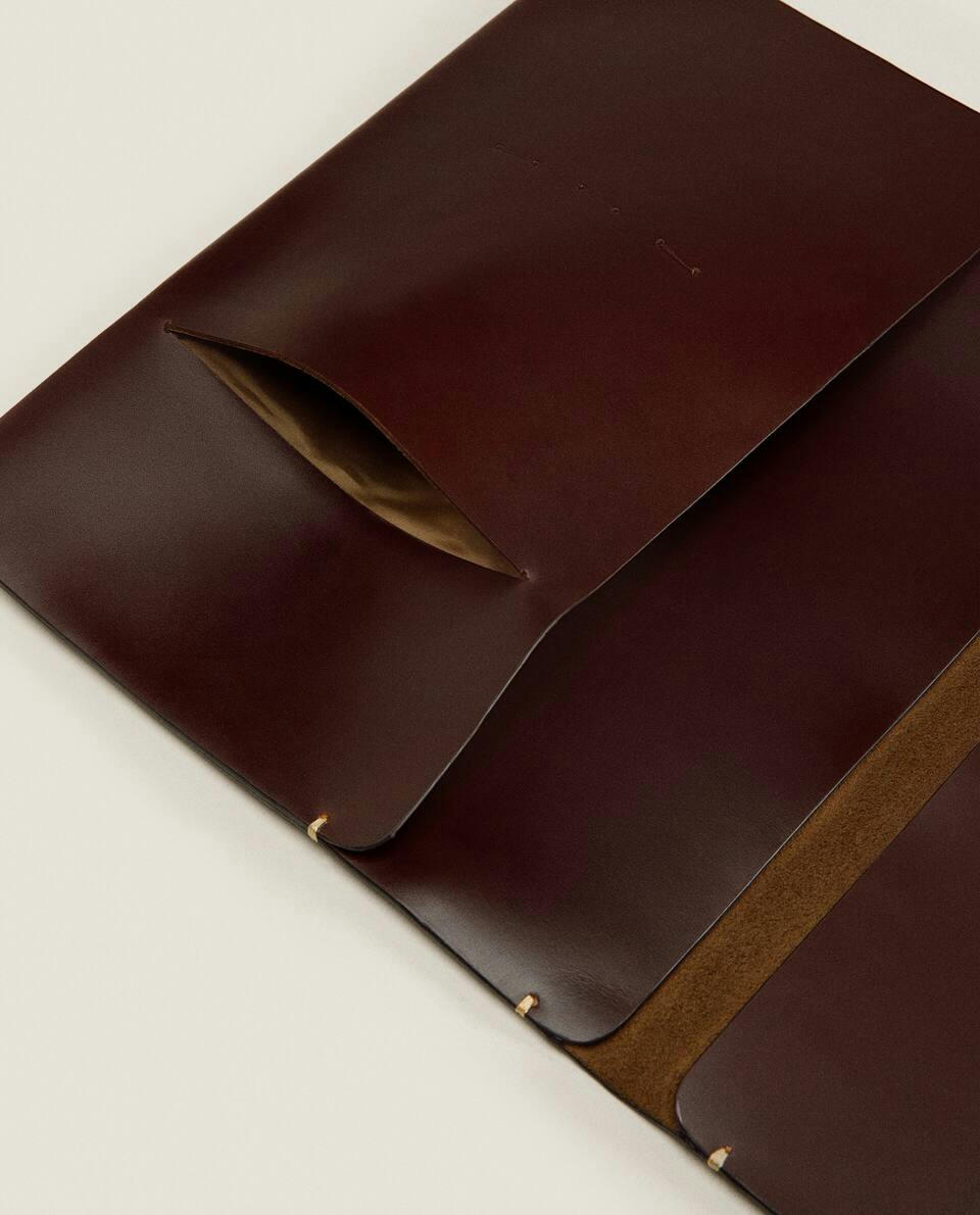 CAPA DE COURO PARA TABLET COM DETALHES DE COSTURA