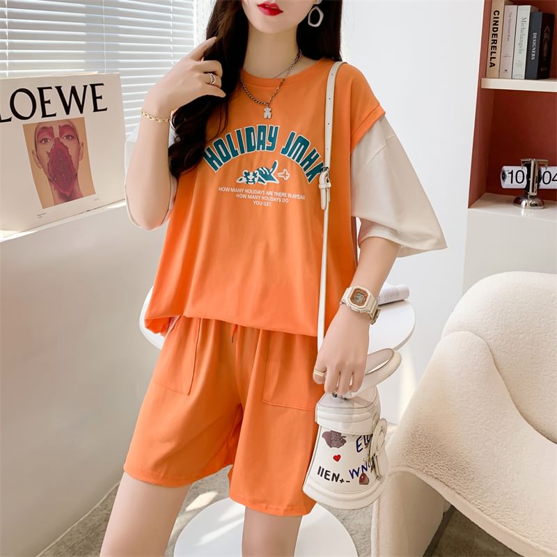 Honey River - Set: T-shirt met ronde hals, elleboogmouwen en letters + shorts