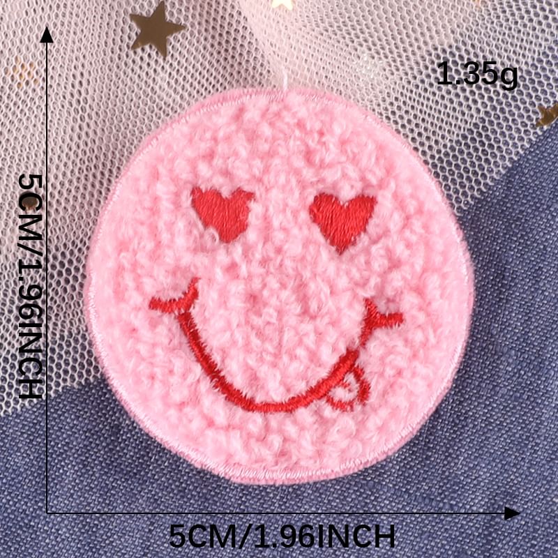 Embroidery Kingdom - Geborduurde applicatie met letters en smiley (verschillende ontwerpen)