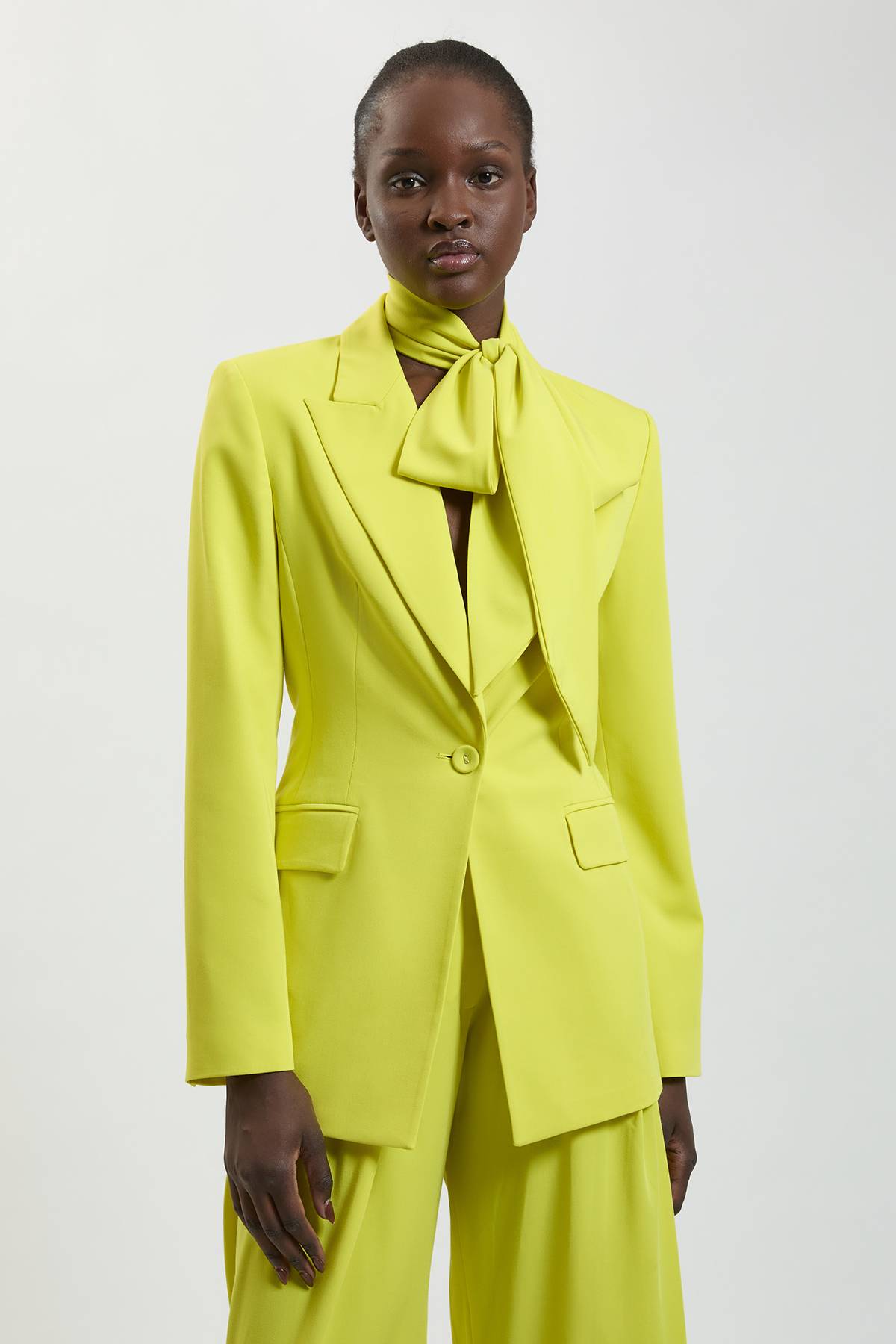 KarenMillen Blazer Ajusté En Viscose Compacte Avec Lien Au Col