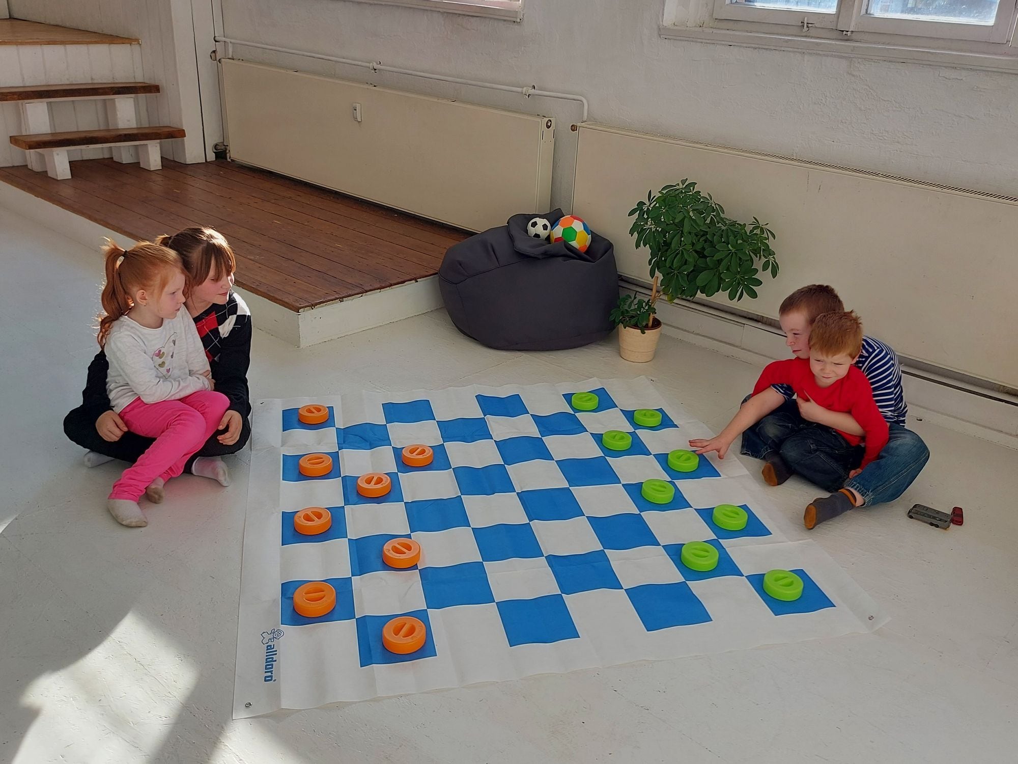 alldoro - XXL Mühle & Dame mit Tragetasche, inkl. 2 in 1 Spielfeld (158x158cm), 24 Spielsteine mit Griff, 4 Heringe