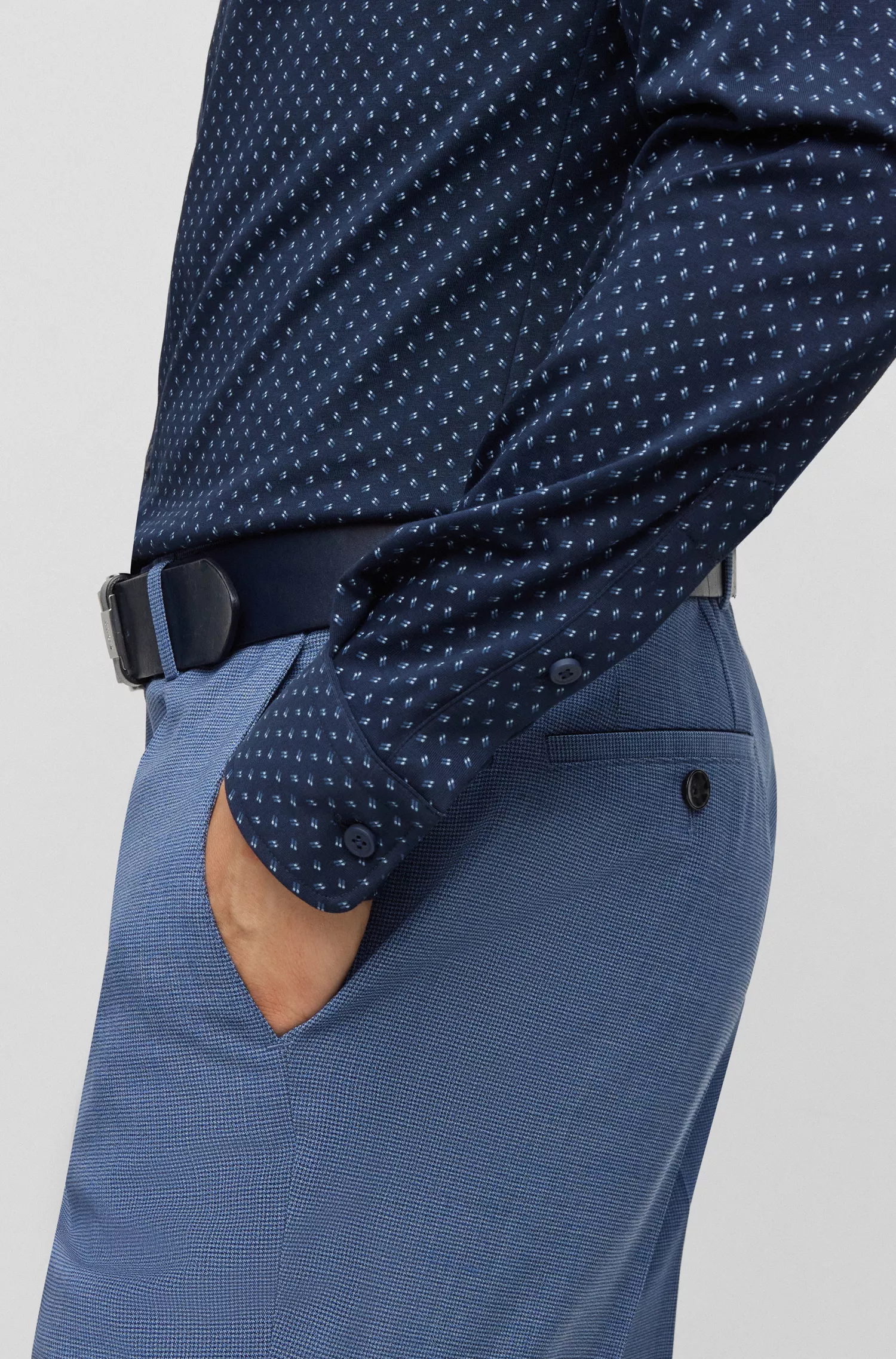 Camisa BOSS preta de corte slim, confeccionada em tecido de algodão elástico de alta performance.