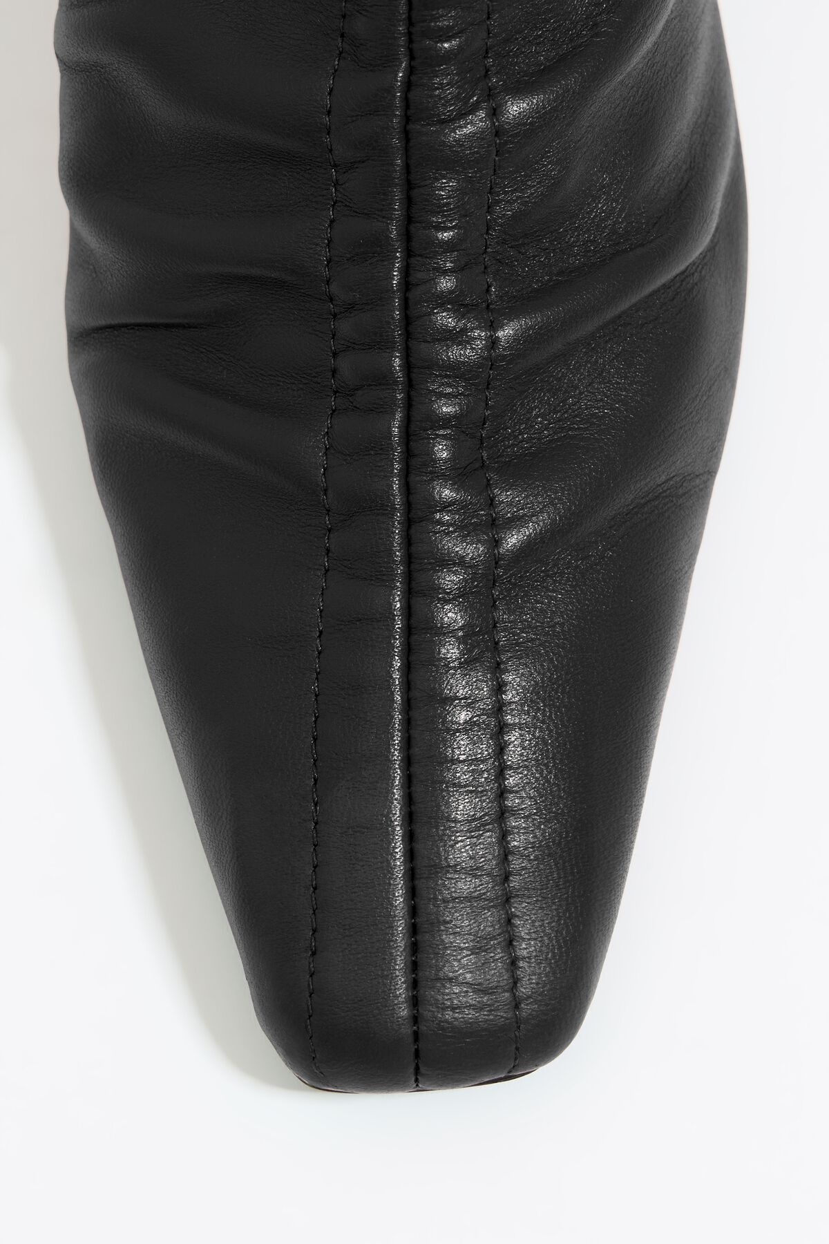 Botas de cano curto franzidas com salto em couro preto
