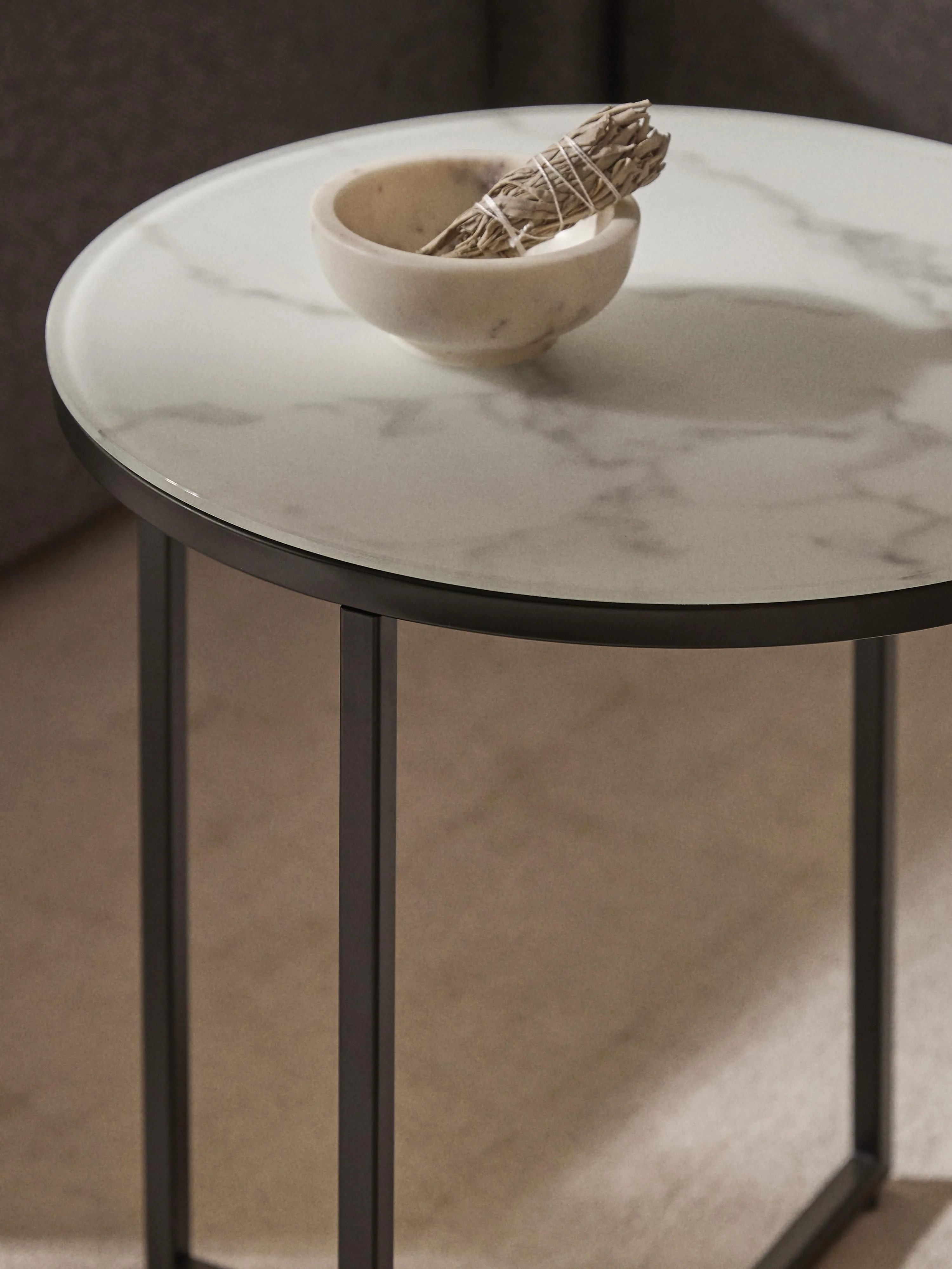 Ronde bijzettafel Antigua met glazen tafelblad in marmerlook