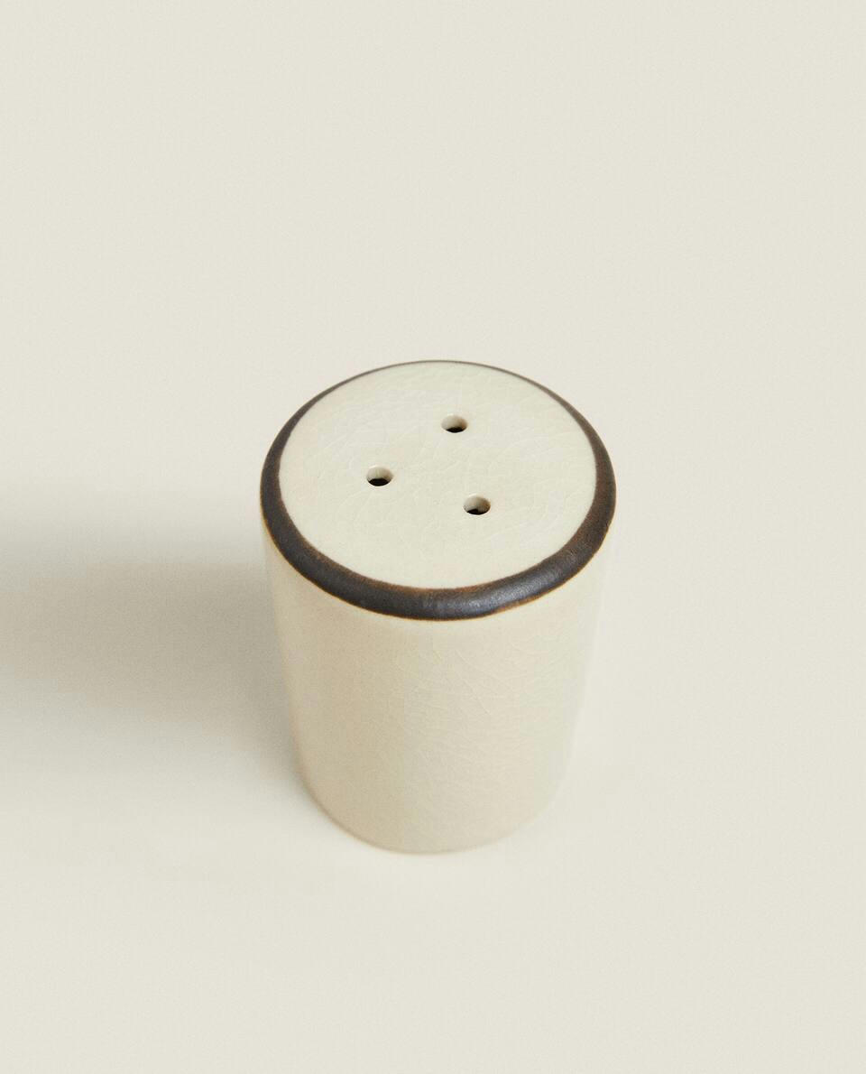 Conjunto de saleiro e pimenteiro em grés com detalhe na borda.
