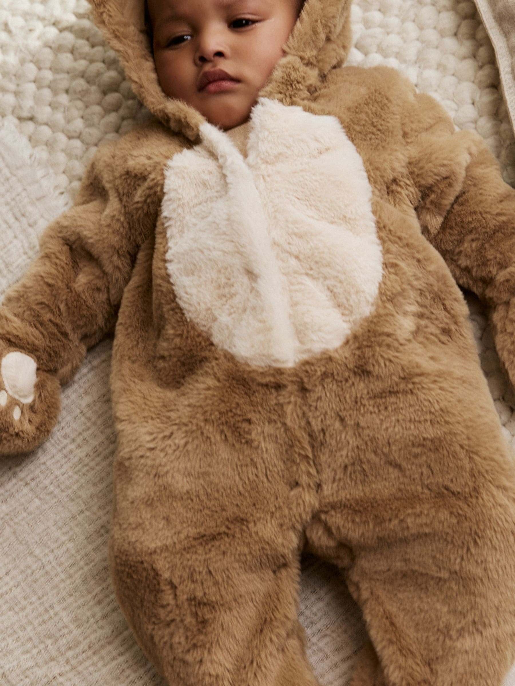 Bruin met beer - Babypakje met capuchon van imitatiebont