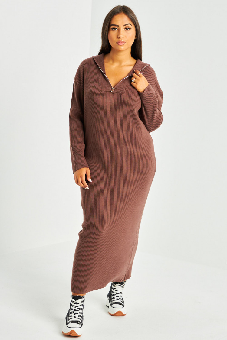 Robe pull marron col roulée