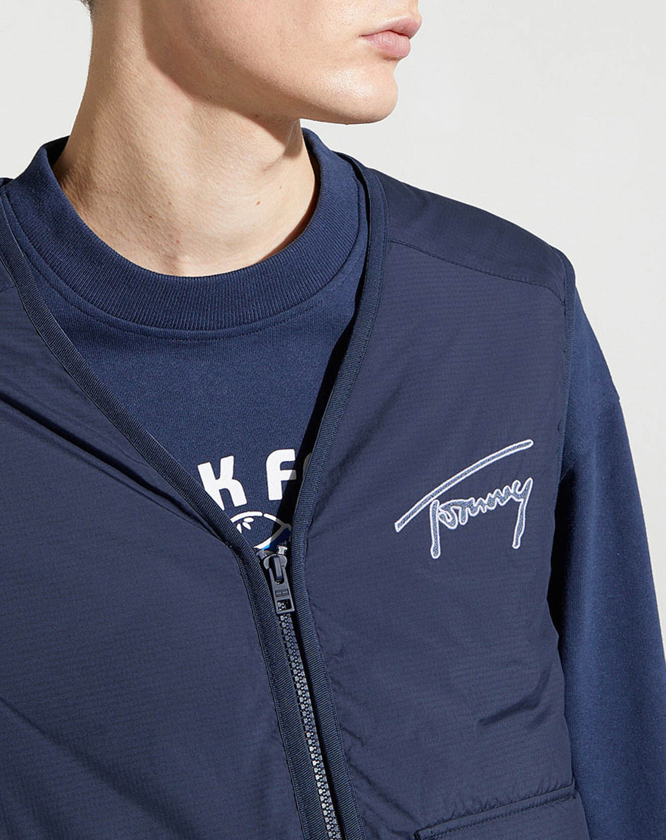 Tommy Jeans Blouson light sans manches Signature bleu marine