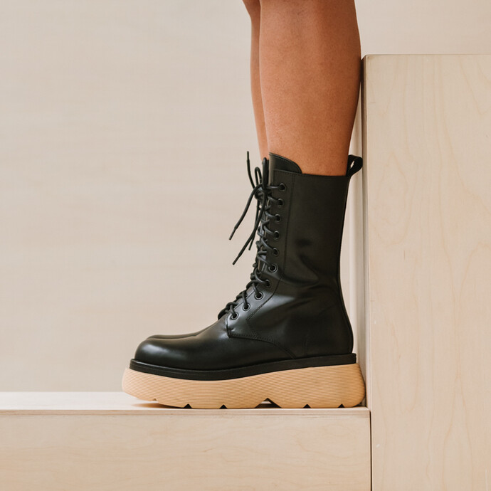 Boots à plateformes et semelles crantées  en cuir glacé noir/miel