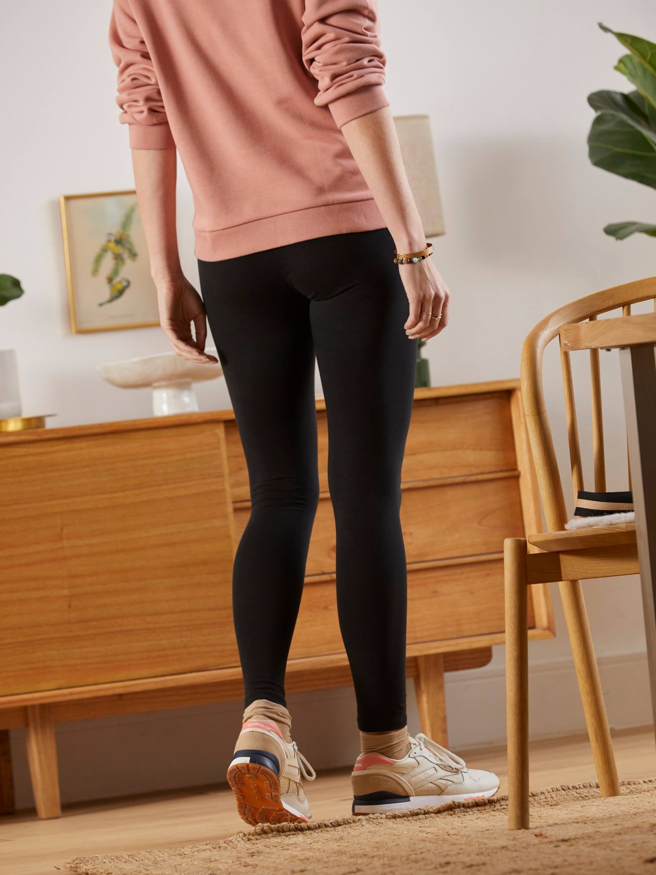 Conjunto de 2 leggings de maternidade lisas em malha elástica preta.