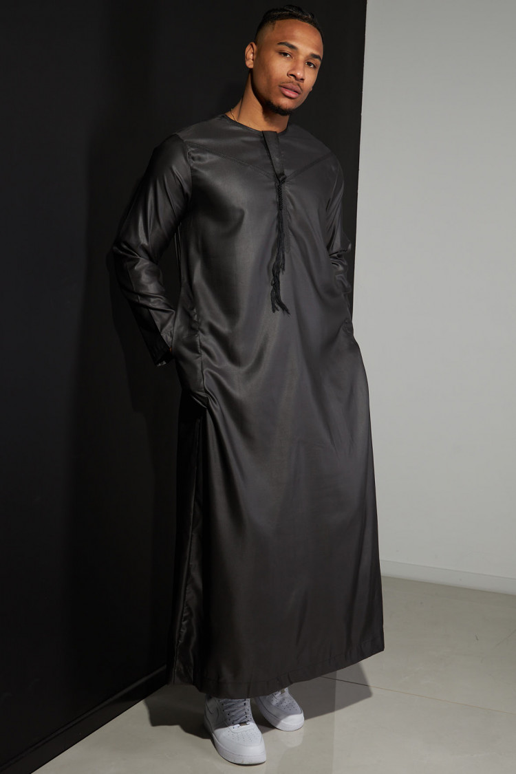 Qamis satiné noir à pompoms