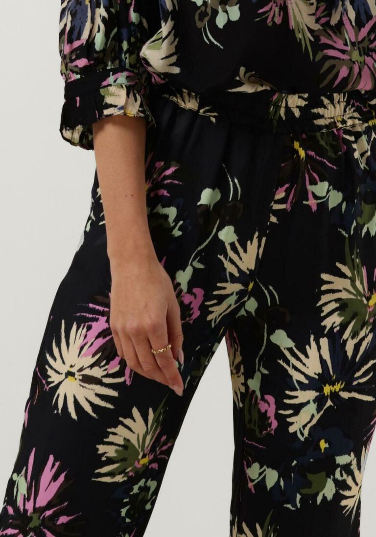 SCOTCH & SODA zwarte scotch & soda wijde broek gia - mid rise wide leg printed silky trousers