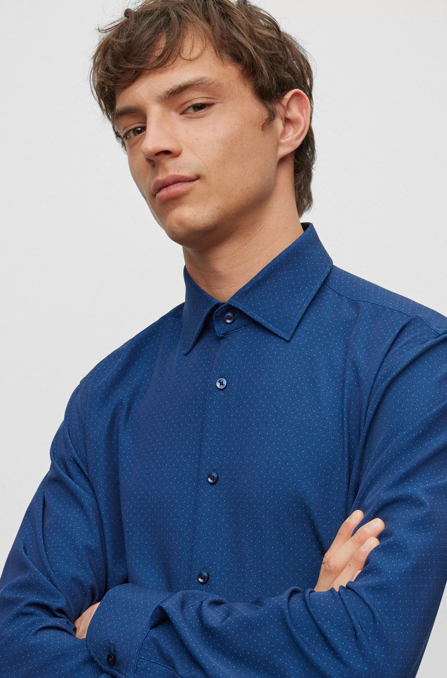 Camisa BOSS preta de corte regular em tecido estruturado de alta performance com elasticidade.